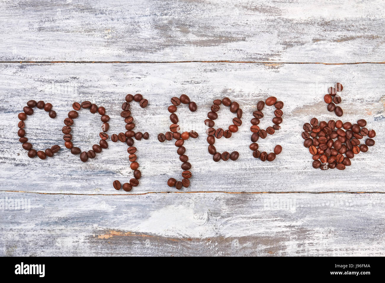 Les grains de café sur fond de bois. Banque D'Images