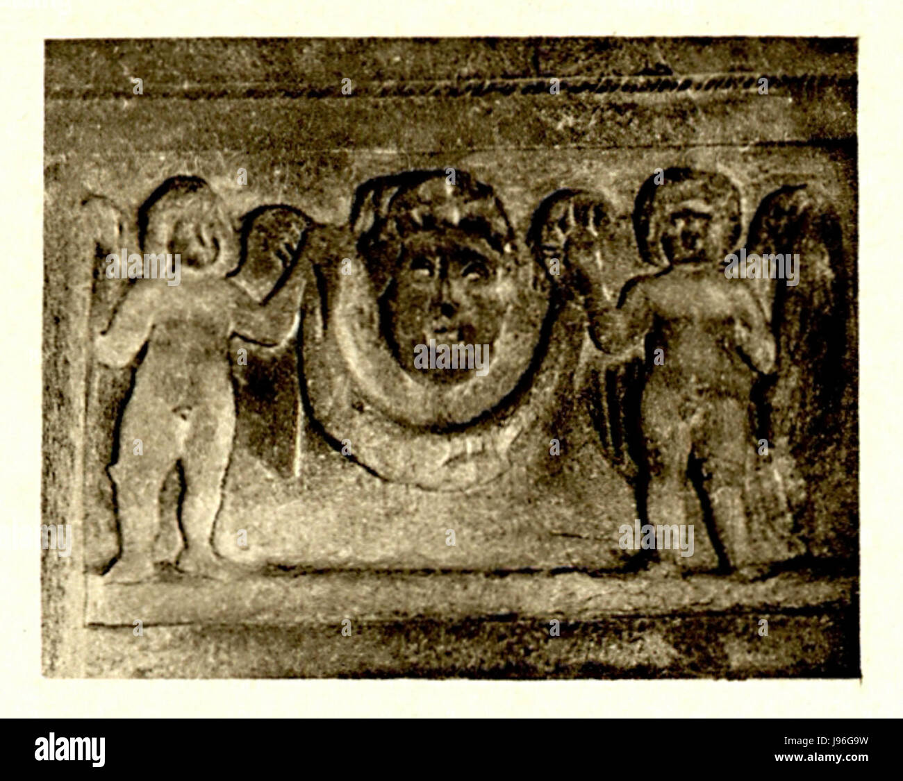 Cette héliogravure représente une frise murale d'un mausolée, créée en 1907. L'œuvre d'art détaillée montre les sculptures complexes et les thèmes historiques qui reflètent les pratiques artistiques et architecturales de eraâ€ ™ dans la conception de mausolée. Banque D'Images