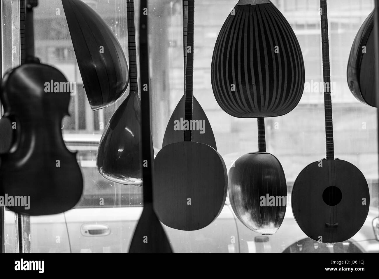 La tradition artisanale oud turc pour la vente dans un atelier d'istanbul Banque D'Images