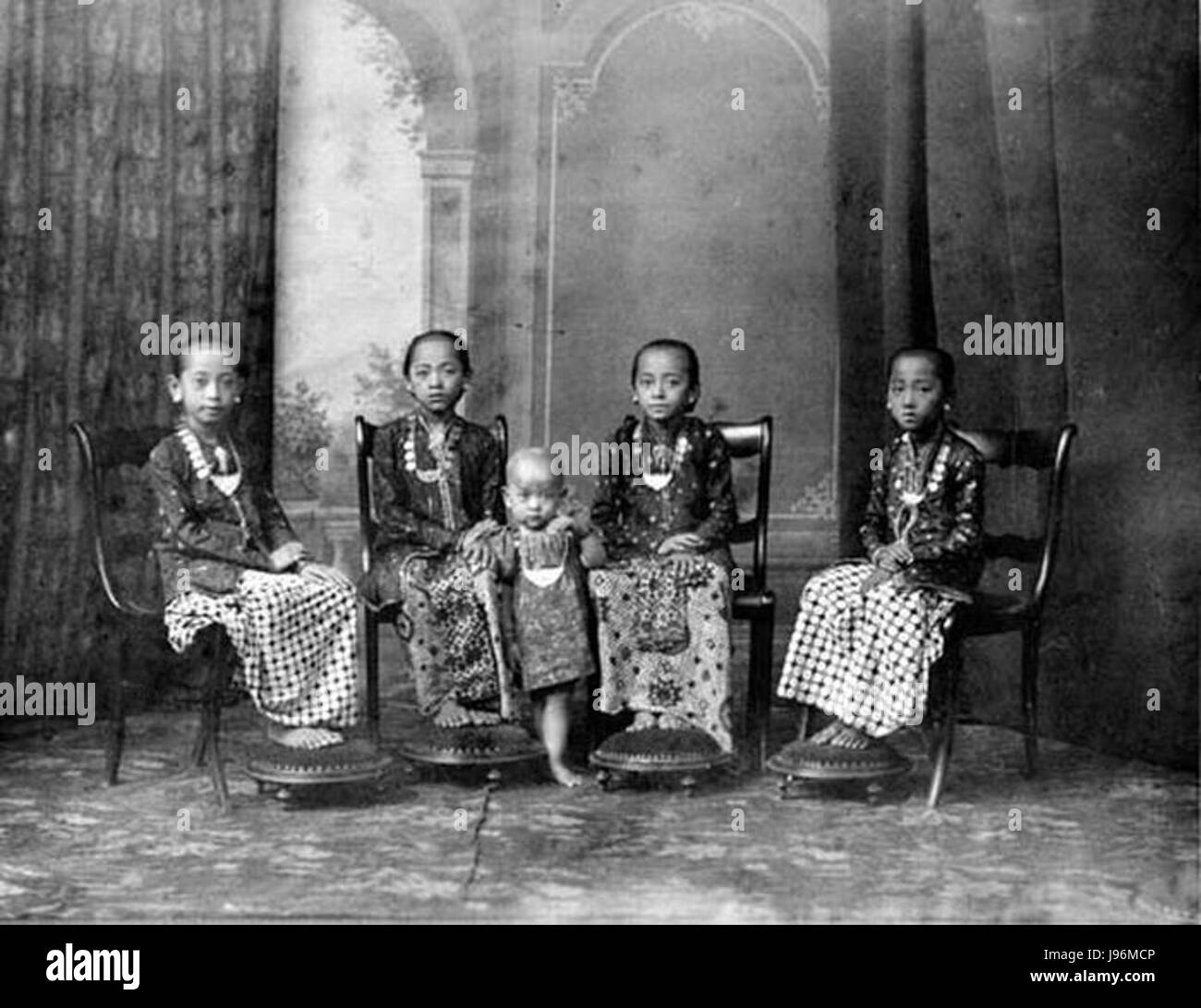 COLLECTIE TROPENMUSEUM Kinderen aan het Hof van de kraton van Yogjakarta. Ze dragen kain a rencontré diverses panjangs kawungmotief patronen waaronder het het motief parang rusak en sudan liris motief. Ca Java. 1875 TMnr 0167 Banque D'Images