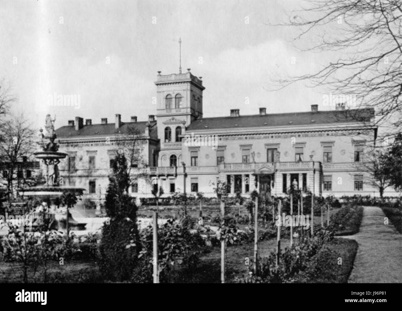 Le Palac Scheiblera est un palais historique situé à Å Ã³dÅº, en Pologne. Construit au XIXe siècle, le palais représente la richesse et le style architectural de l'époque industrielle. La structure est connue pour son design orné et son importance historique, étant un symbole de l'histoire industrielle et du développement de la ville au cours de cette période. C'est aujourd'hui un point de repère culturel, attirant les visiteurs intéressés par le patrimoine industriel et l'architecture de la Pologne. Banque D'Images