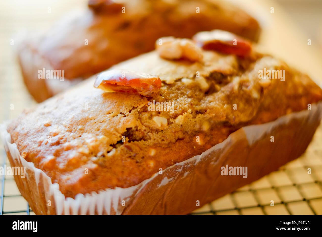 Des plats maison. Date et deux gâteaux de noix sur une grille de refroidissement. Banque D'Images