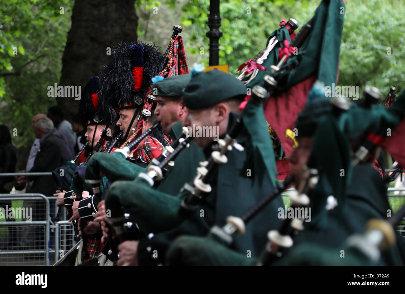 Les membres de la Division des ménages vers le bas mars volière à pied, le centre de Londres, au cours de répétitions pour la parade du 31 mai 2017 sur la couleur. Banque D'Images