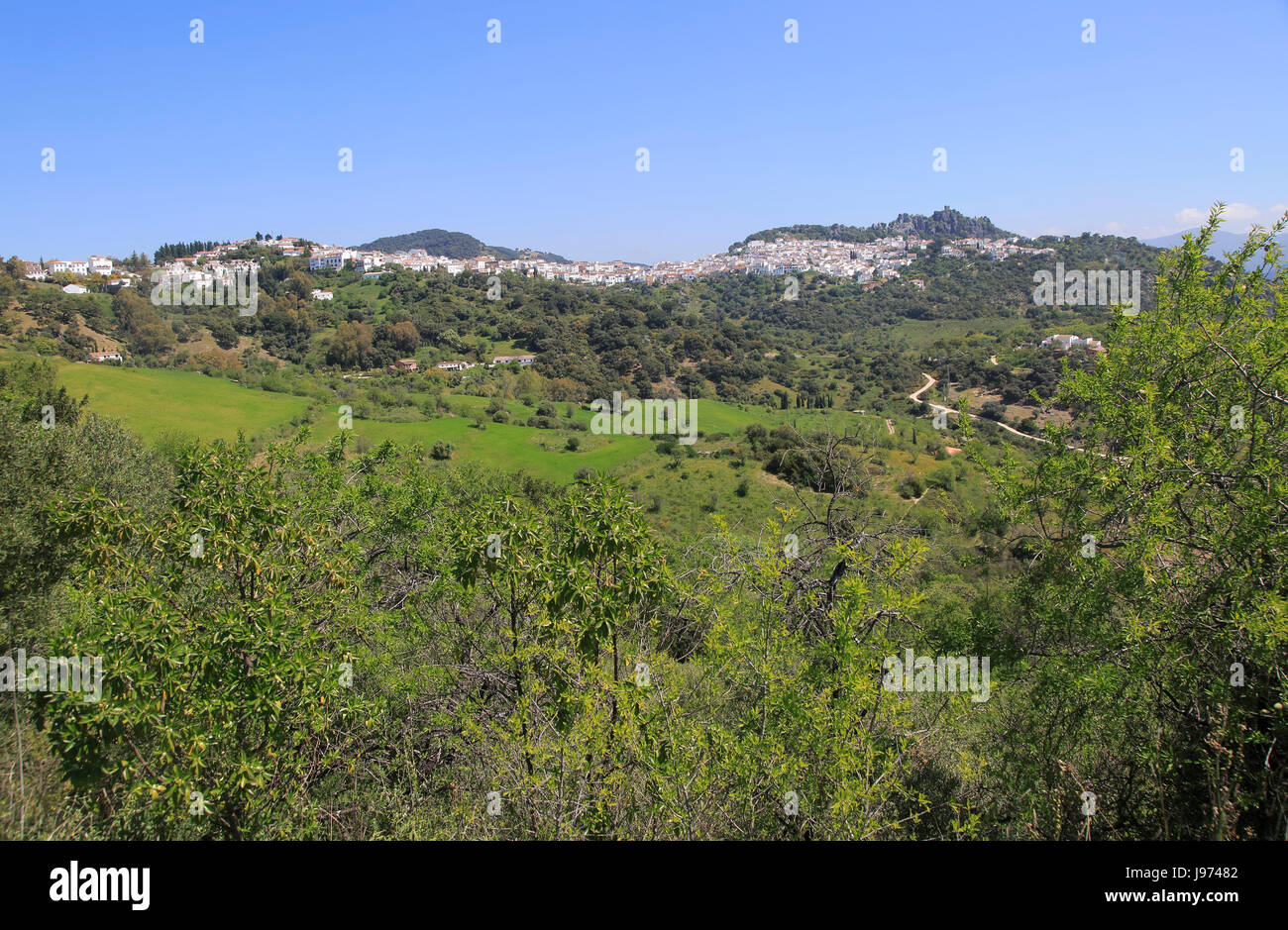 Village perché de Cascares, province de Malaga, au sud de l'Espagne Banque D'Images