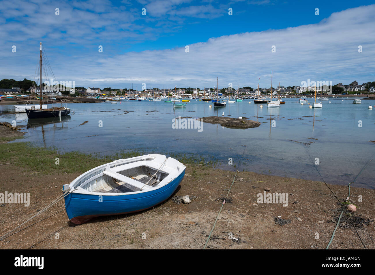 La baie et le port de Tregastel, Bretagne, France Banque D'Images