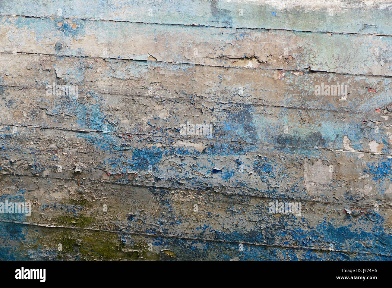 Ils ont perdu la peinture sur une vieille coque de bateau en bois à Minihic-sur-Rance (Rance, l'Ille et Vilaine, Bretagne, France). Banque D'Images