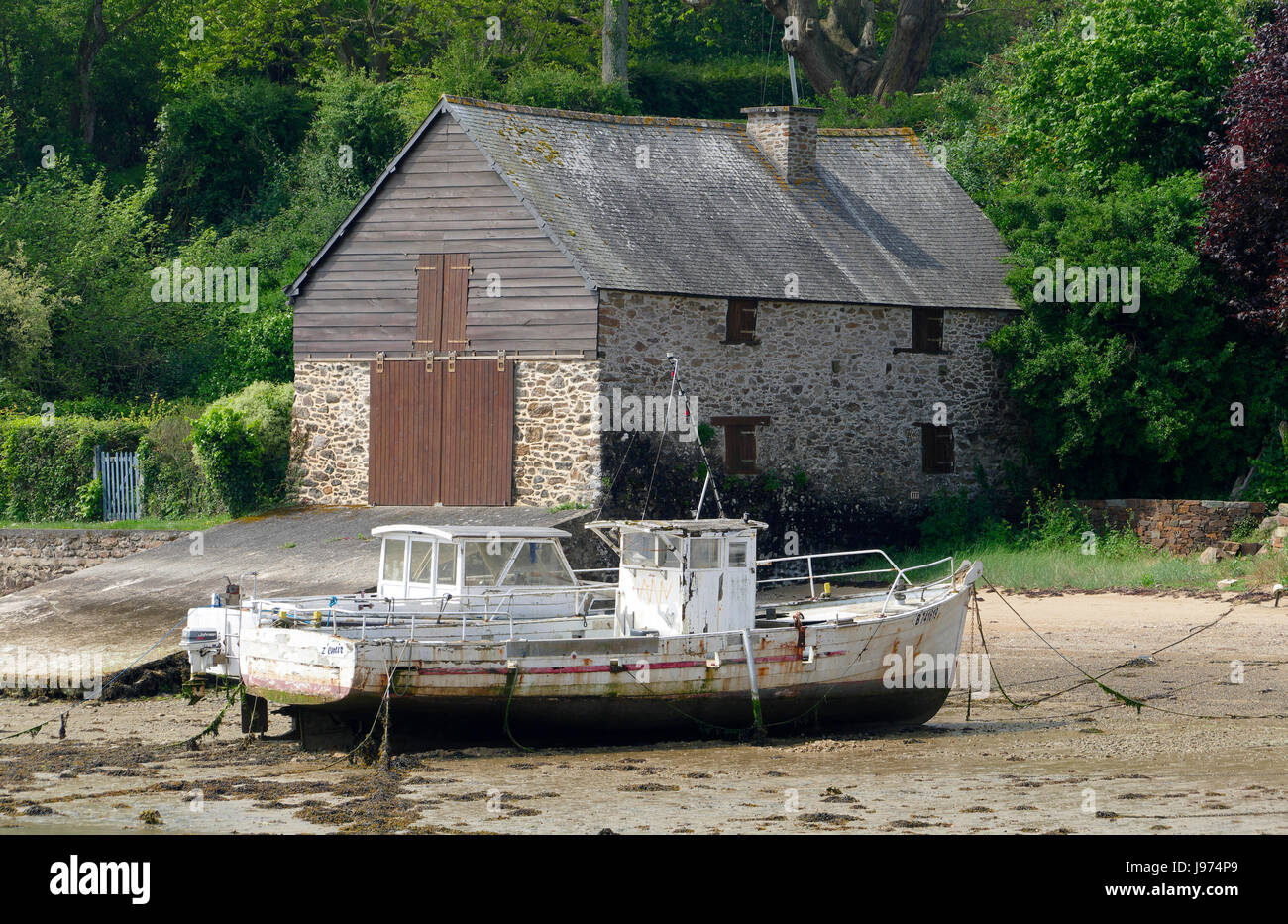 Bateaux échoués à marée basse sur la rive à Minihic-sur-Rance (Rance, l'Ille et Vilaine, Bretagne, France). Banque D'Images