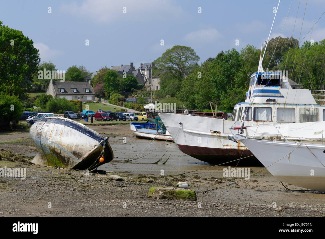 Bateaux échoués à marée basse sur la rive à Minihic-sur-Rance (Rance, l'Ille et Vilaine, Bretagne, France). Banque D'Images