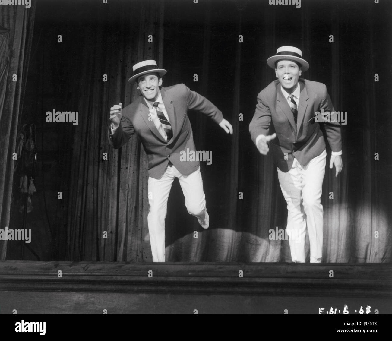 Les JEUNES UK 1961 Sidney J. FURIE La danse MELVYN HAYES (Jimmy) et Cliff Richard (Nicky) sur scène. Regie : Sidney J. FURIE Banque D'Images