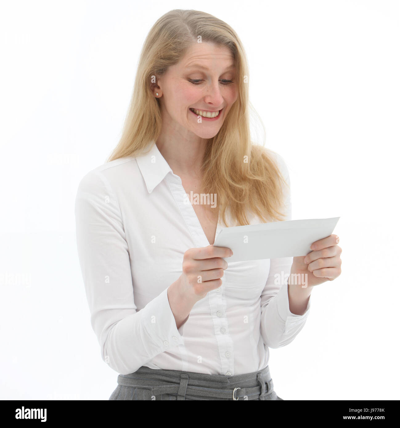 Jeune femme bénéficiant d'une lettre Banque D'Images