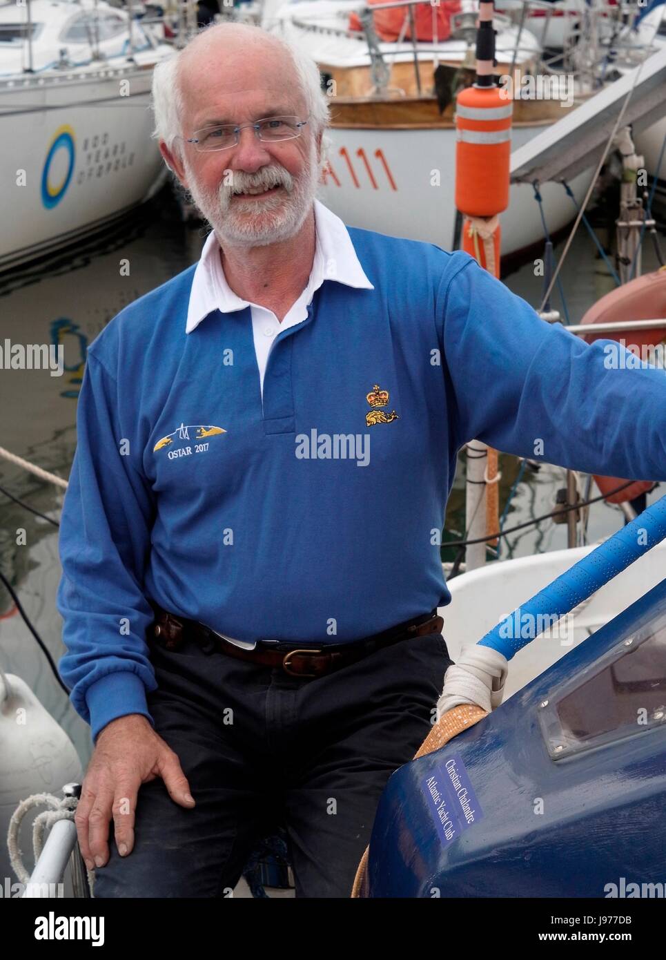 AJAXNETPHOTO. 28E MAI, 2017. PLYMOUTH, en Angleterre. - TRANSAT - OSTAR FRANÇAIS CHRISTIAN CHALANDRE SKIPPER D'OLBIA À BORD DE SON BATEAU DANS LE QUEEN ANNE'S BATTERY MARINA AVANT LE DÉPART. PHOTO:JONATHAN EASTLAND/AJAX REF:GXR172905 6750 Banque D'Images