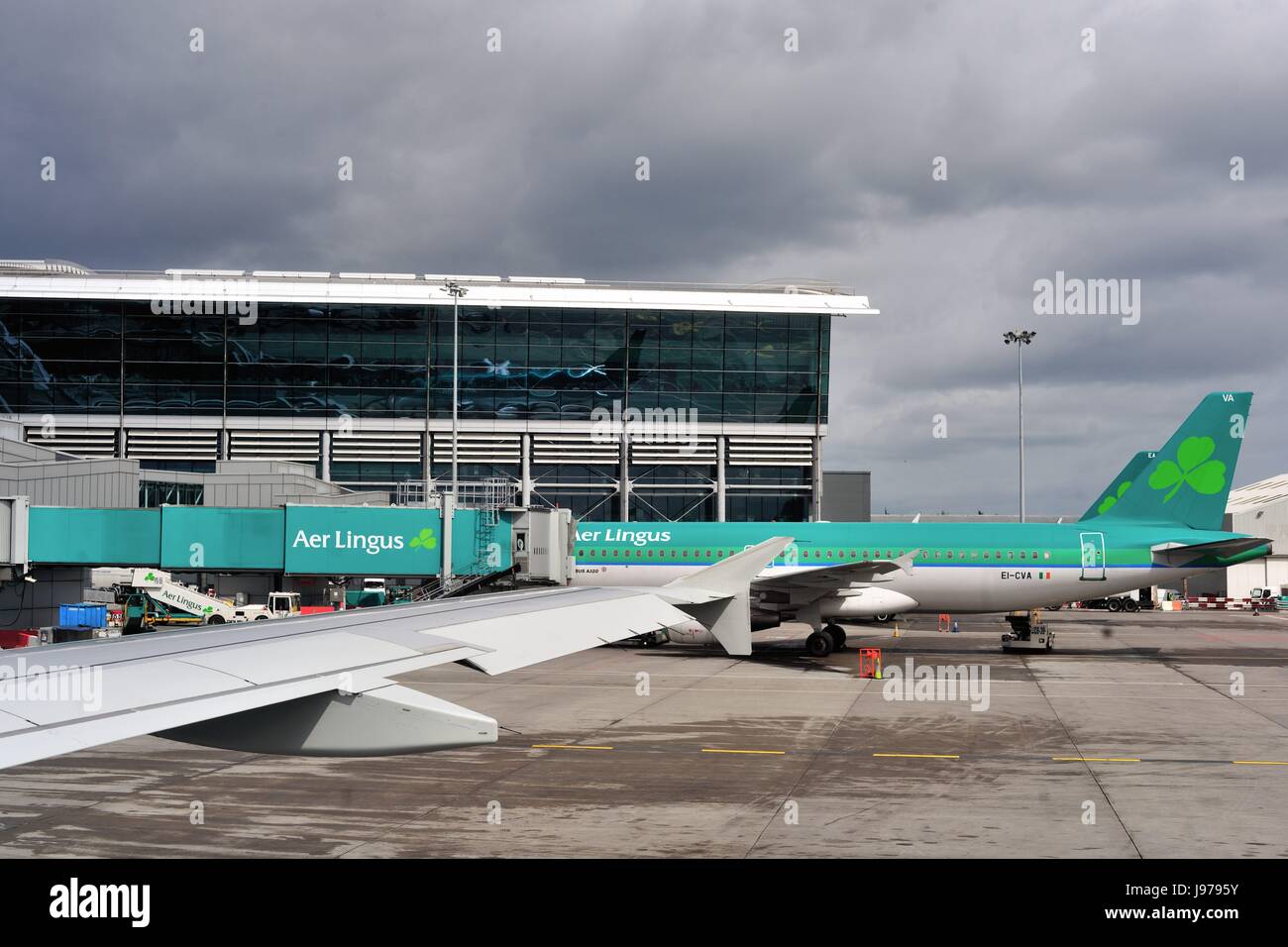 Avions d'Aer Lingus et terminal de l'Aéroport International de Dublin. Dublin, Irlande. Banque D'Images