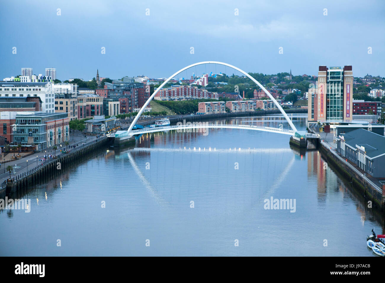 Millennium Bridge, à Newcastle Upon Tyne, Angleterre, Royaume-Uni Gateshead Banque D'Images