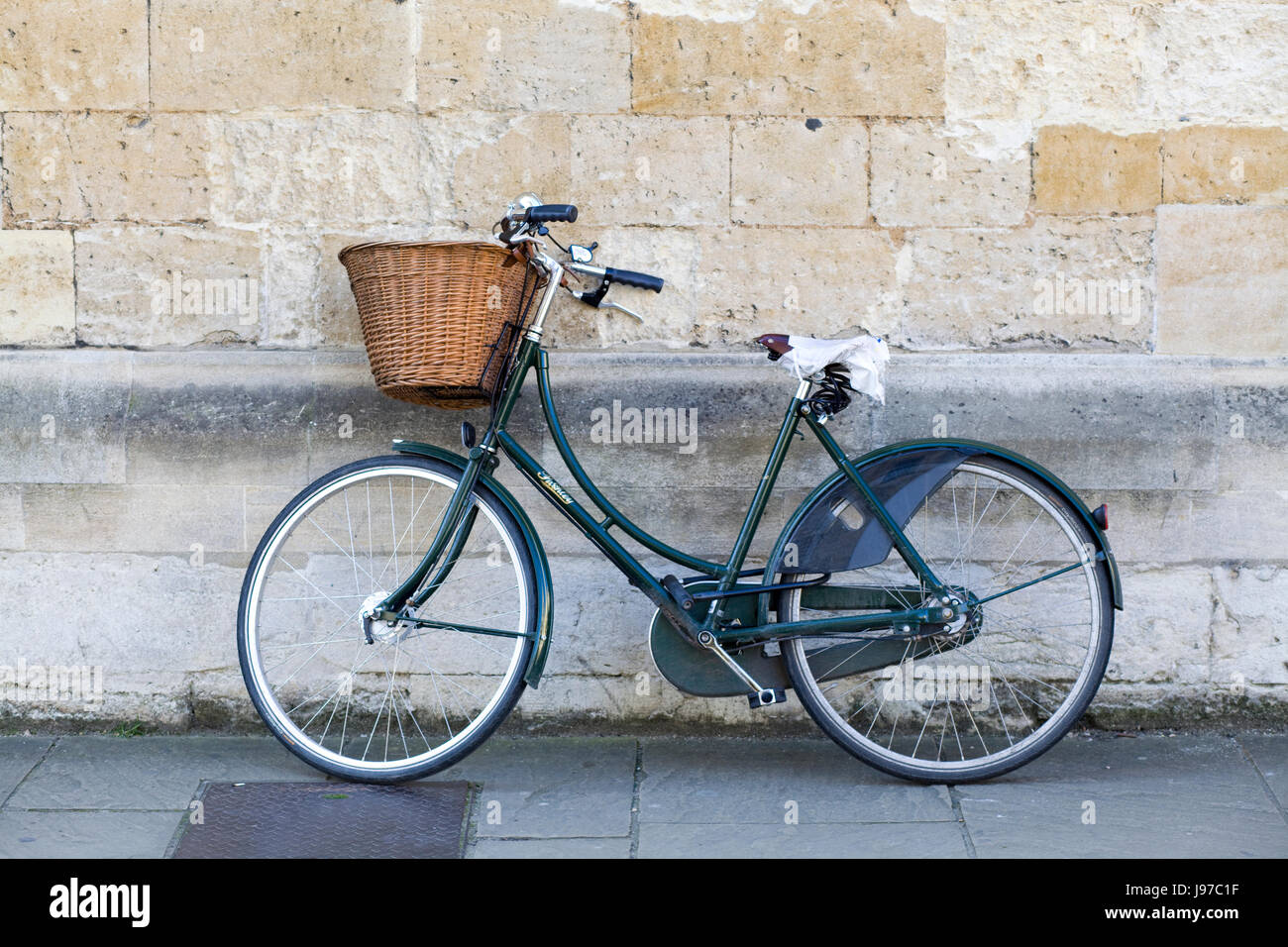 Location appuyé contre un mur de pierre de Portland Banque D'Images