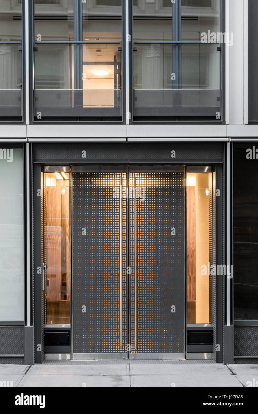 L'entrée principale sur la grande rue. 27 Wooster Street, New York, United States. Architecte : Kohn Pedersen Fox Associates (KPF), 2016. Banque D'Images