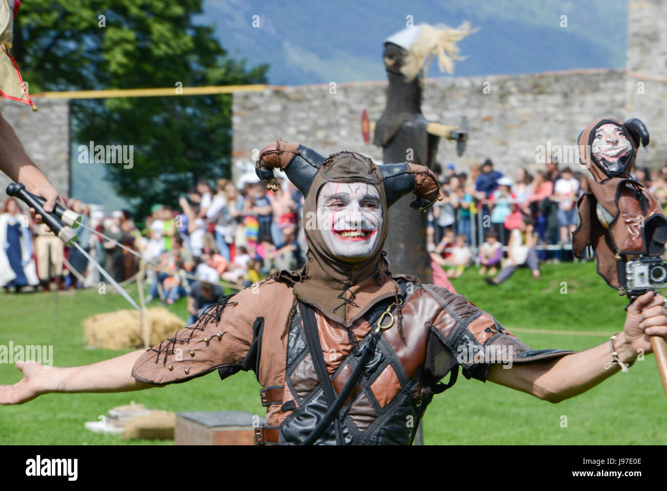 Bellinzona, Suisse - 21 mai 2017 : lors d'un défilé de personnages médiévaux sur le château de Castelgrande à Bellinzona sur les Alpes Suisses Banque D'Images