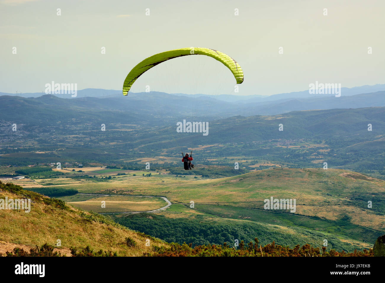 Parapente à Larouco montagne pendant la Coupe du Monde de parapente. Montalegre, Portugal Banque D'Images