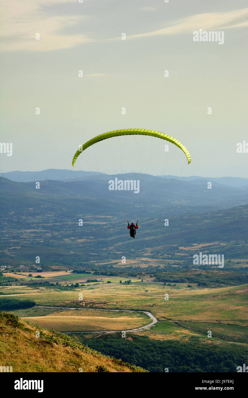 Parapente à Larouco montagne pendant la Coupe du Monde de parapente. Montalegre, Portugal Banque D'Images