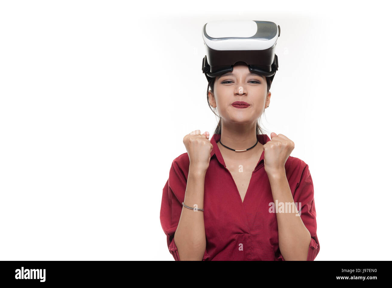 Une scène d'action de Young attractive Asian businesswoman in red shirt prêt à utiliser VR lunettes. L'expérience de réalité virtuelle pour development activité dans le futur Banque D'Images