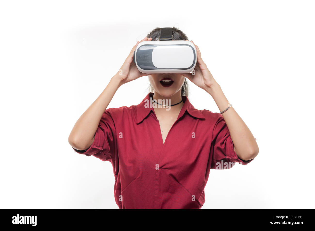 Une scène d'action de Young attractive Asian businesswoman en chemise rouge à l'aide de lunettes VR. L'expérience de réalité virtuelle pour l'activité dans le futur concept development Banque D'Images