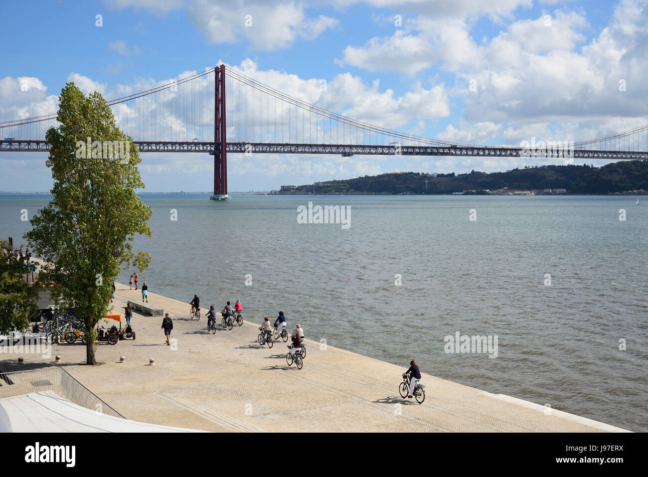 Les cyclistes le long du Tage. Belém, Lisbonne. Portugal Banque D'Images