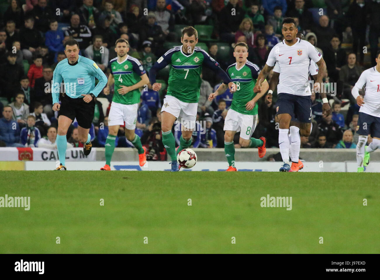 Stade national de football à Windsor Park, Belfast. 26 mars 2017. Qualification de la Coupe du Monde 2018 - Irlande du Nord 2 Norvège 0. L'Irlande du Nord Niall McGinn (7 - verte) en action. Banque D'Images