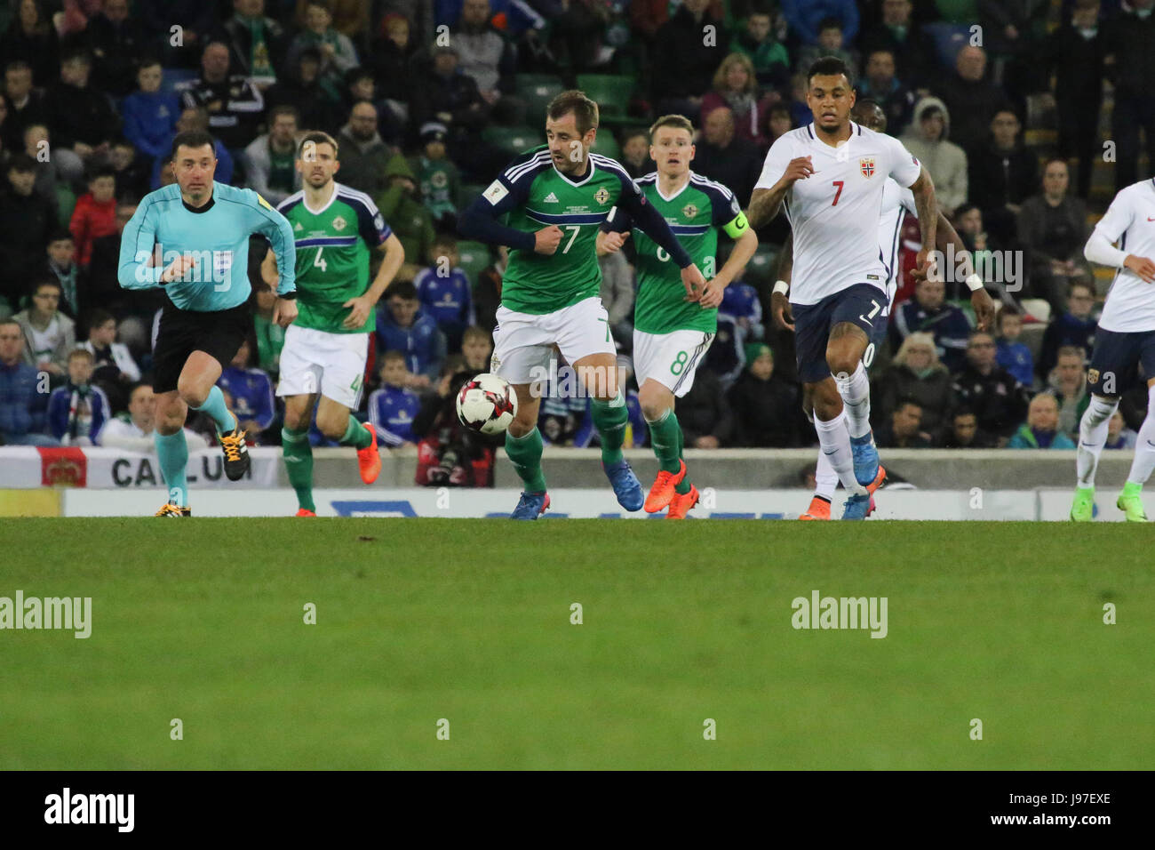 Stade national de football à Windsor Park, Belfast. 26 mars 2017. Qualification de la Coupe du Monde 2018 - Irlande du Nord 2 Norvège 0. L'Irlande du Nord Niall McGinn (7 - verte) en action. Banque D'Images