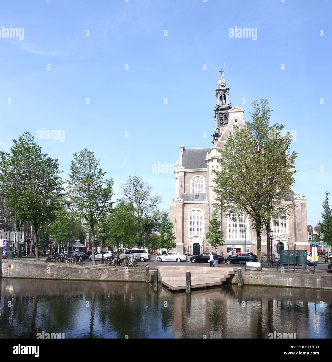 17e siècle Westerkerk, église protestante, Amsterdam Jordaan canal Keizersgracht, Pays-Bas. L'Homo monument sur la berge du canal à l'avant. Banque D'Images