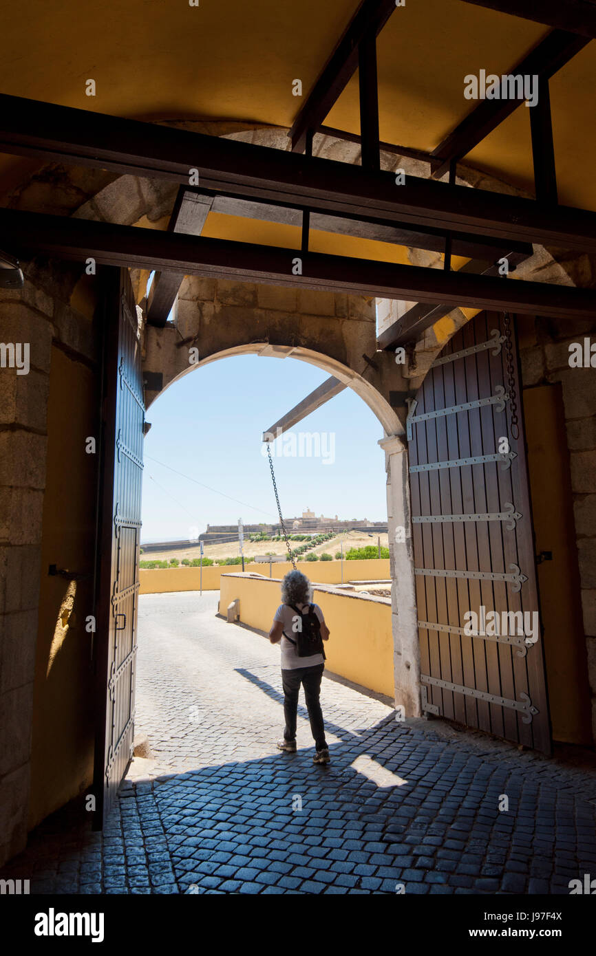 Olivença Gate, l'une des entrées du 17ème siècle pour aller à Elvas. Site du patrimoine mondial de l'Unesco. Alentejo, Portugal Banque D'Images