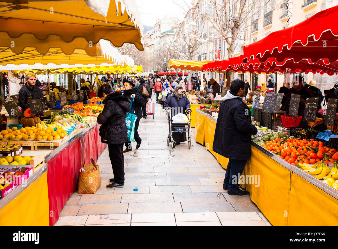 Le Cours Lafayette, du marché coloré doté d''une variété de fruits, légumes et autres produits alimentaires, est un célèbre monument de la ville de Toulon, France. Banque D'Images