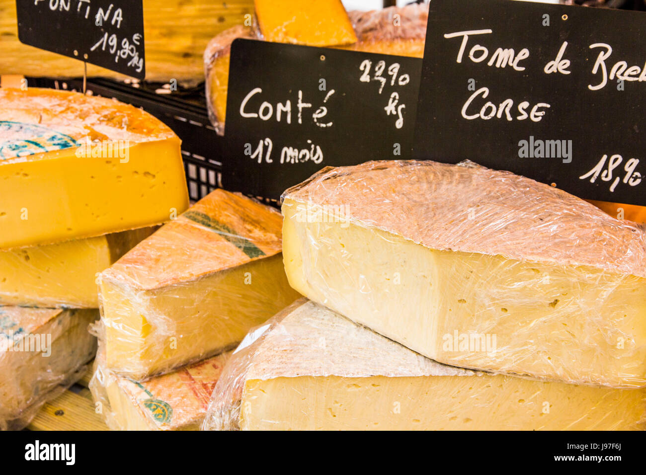 Un écran de fromages au marché du Cours Lafayette à Toulon, France. Banque D'Images