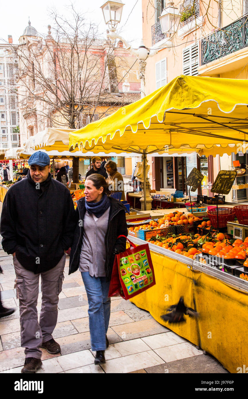 Le Cours Lafayette, du marché coloré doté d''une variété de fruits, légumes et autres produits alimentaires, est un célèbre monument de la ville de Toulon, France. Banque D'Images