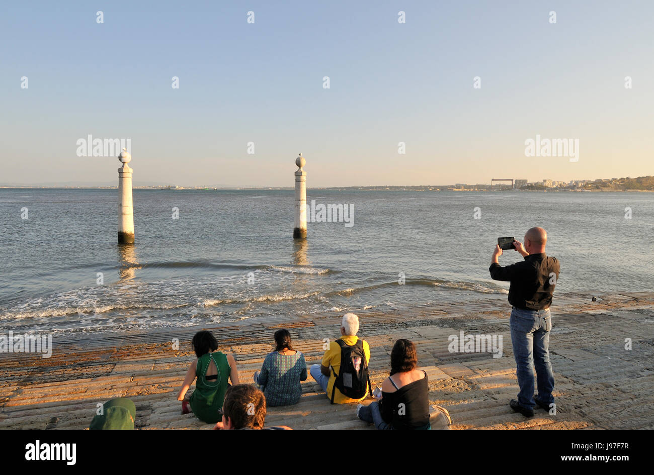 Prendre une photo en face de la rivière Tagus. Cais das Colunas. Lisbonne, Portugal Banque D'Images