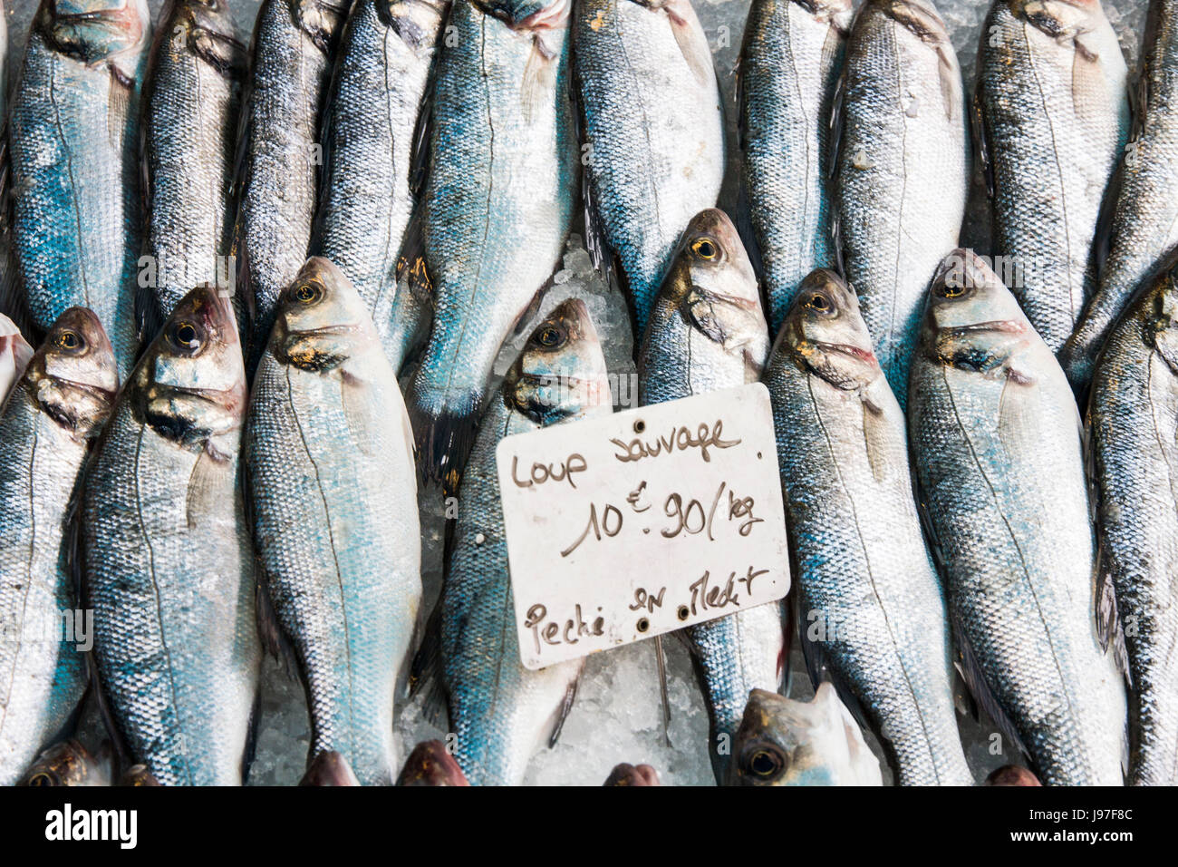 Le poisson à l'affiche au marché Cours Lafayette à Toulon, France. Banque D'Images