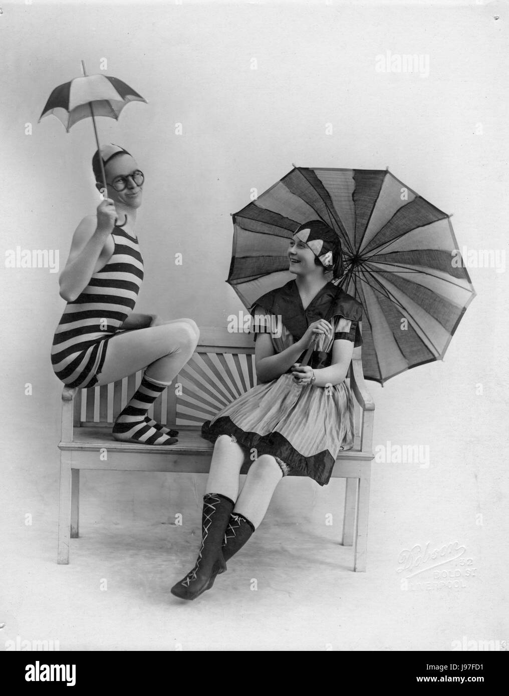 Jean & Jacques' c. 1916 'Par la mer' acte Vaudeville, fait en tenue de bain d'époque. Leur acte s'est terminé par un certain nombre d'excellents actes de contortion, par les deux. Dans l'ensemble, Jean et Jacques étaient très populaires dans le monde entier depuis de nombreuses années. Pour voir mes autres images anciennes, recherchez : Préstor vintage Banque D'Images