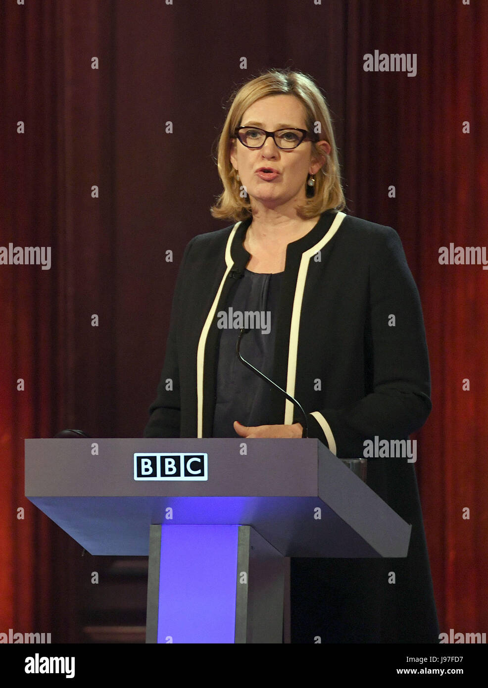 Culture de remplacement Accueil Ambre Secrétaire Rudd prend part au débat électoral organisé par la BBC BBC news presenter Mishal Husain, comme c'est diffusé en direct à partir de la Chambre du Sénat, Cambridge. Banque D'Images