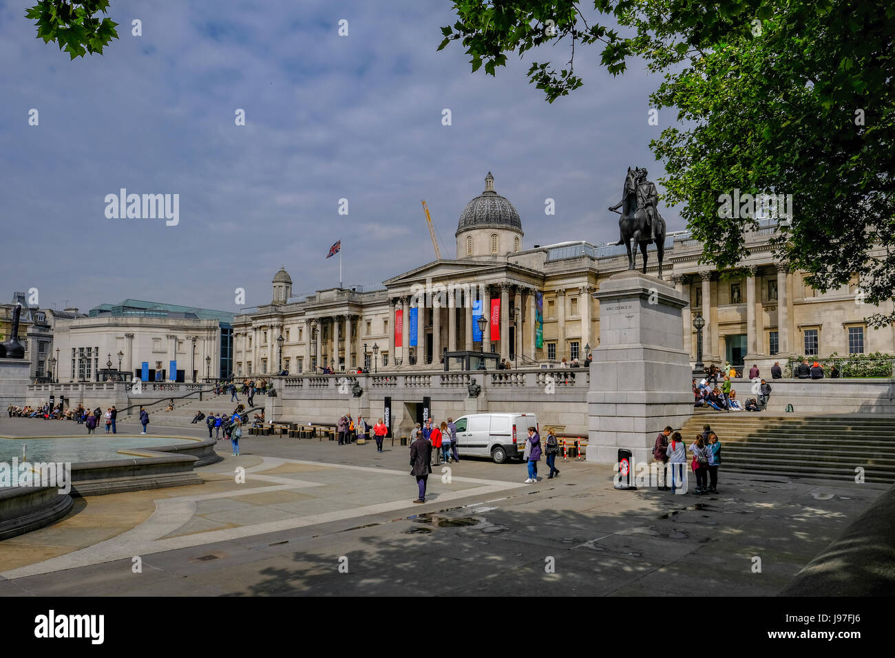 Londres, Royaume-Uni - 21 mai 2017 : National Portrait Gallery avec Trafalgar Square à l'avant-plan. Prises sur une journée ensoleillée avec les touristes sur la place. Banque D'Images
