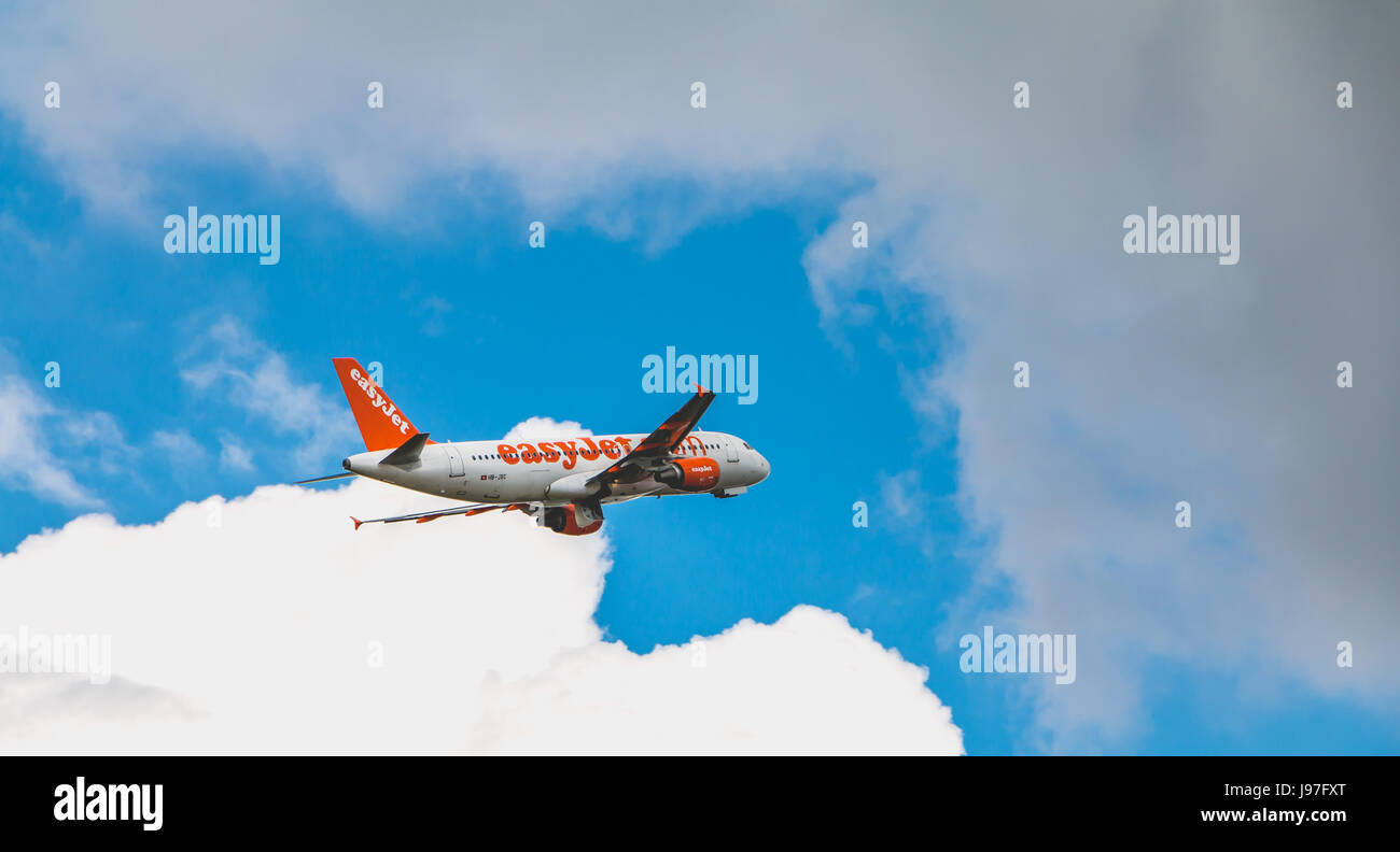 Nantes, FRANCE - 27 avril, 2017 ; Airbus A320-214 HB-enregistré d'EasyJet JXC volant au-dessus de l'aéroport de Nantes Atlantique avec nuages de fond Banque D'Images