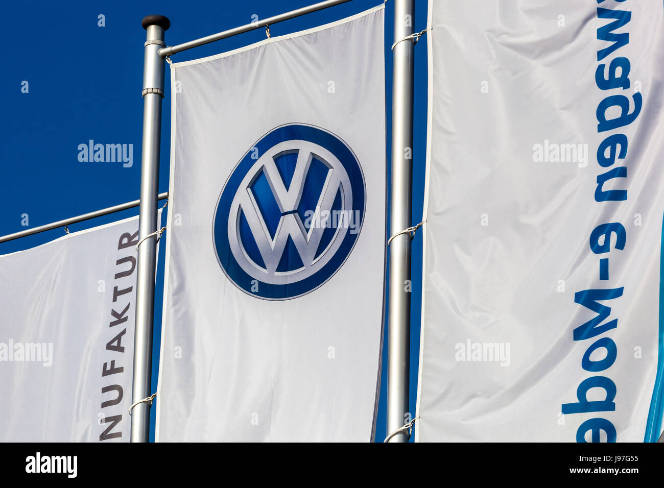 Logo VW sur le drapeau en face de Glaeserne Manufaktur, usine, Volkswagen, l'usine de production automobile, Dresde, Saxe, Allemagne, Europe Banque D'Images