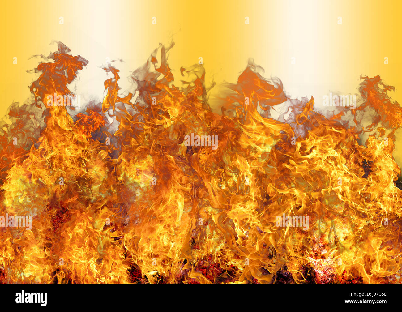 De belles flammes feu élégant, isolée contre le fond de couleur d'or Banque D'Images