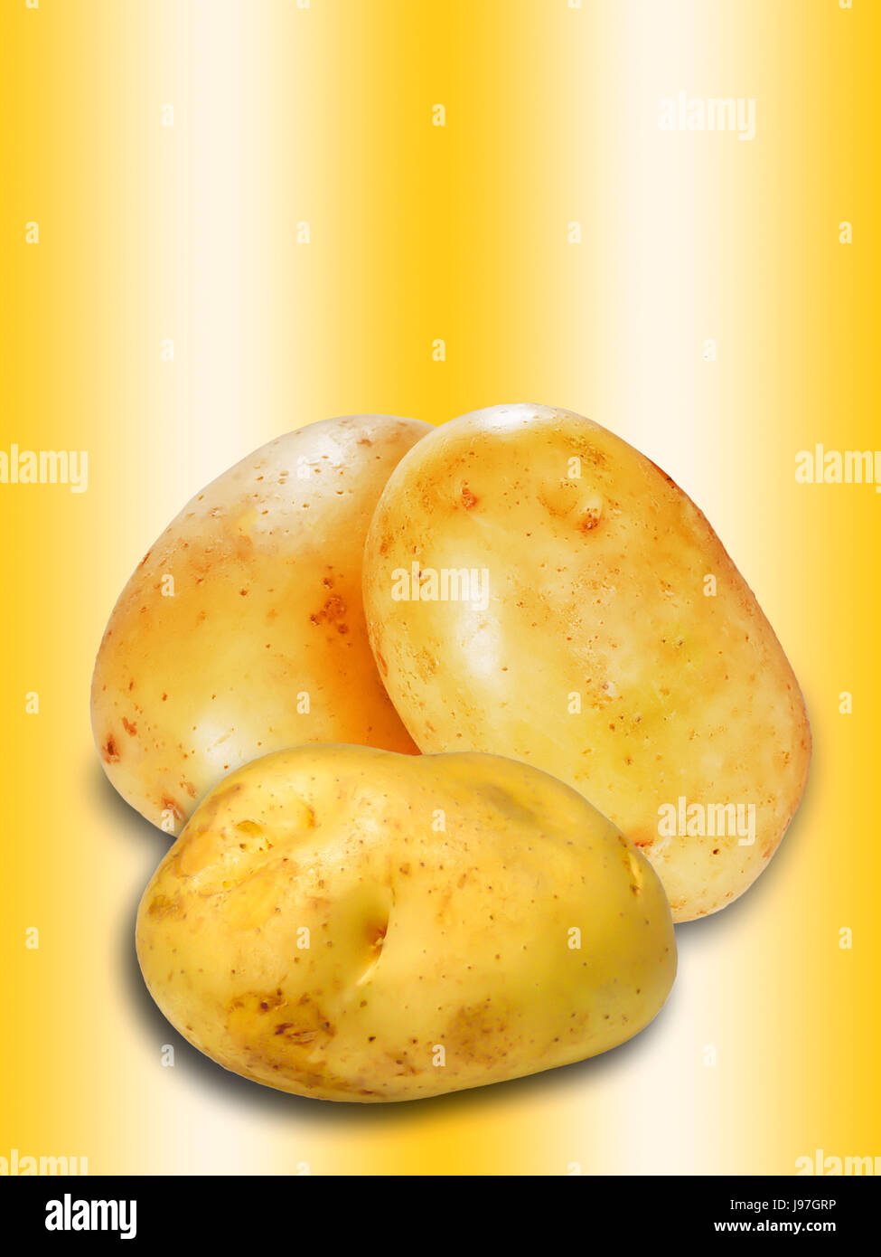 Pommes de terre non cuites fraîches isolés contre le fond de couleur d'or Banque D'Images