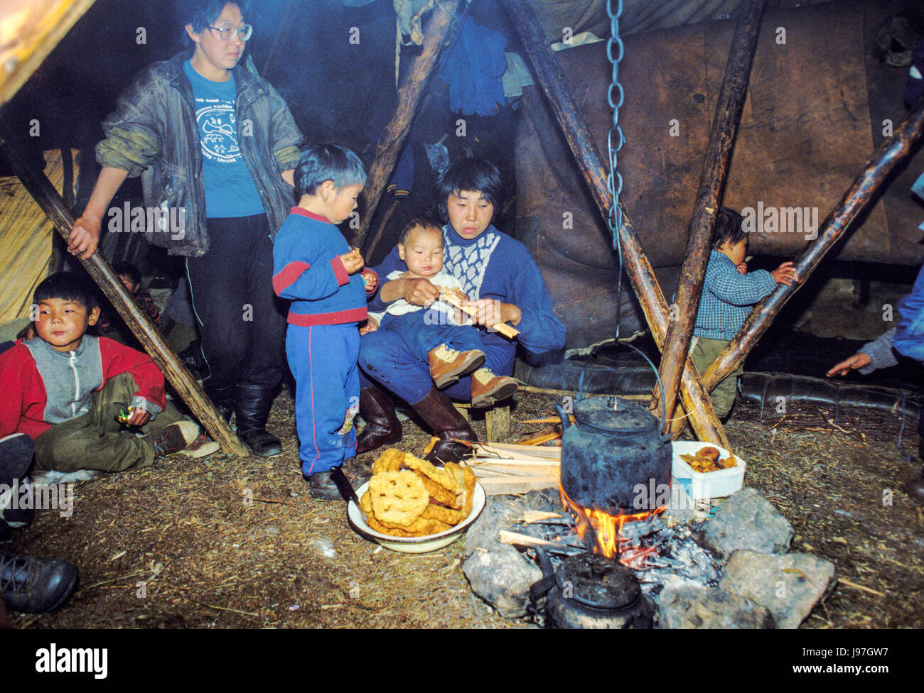 Des éleveurs de rennes de Chukchi nomades Campement yourte sur les Tchouktche ou péninsule Chukotka, dans l'Extrême-Orient russe. Banque D'Images