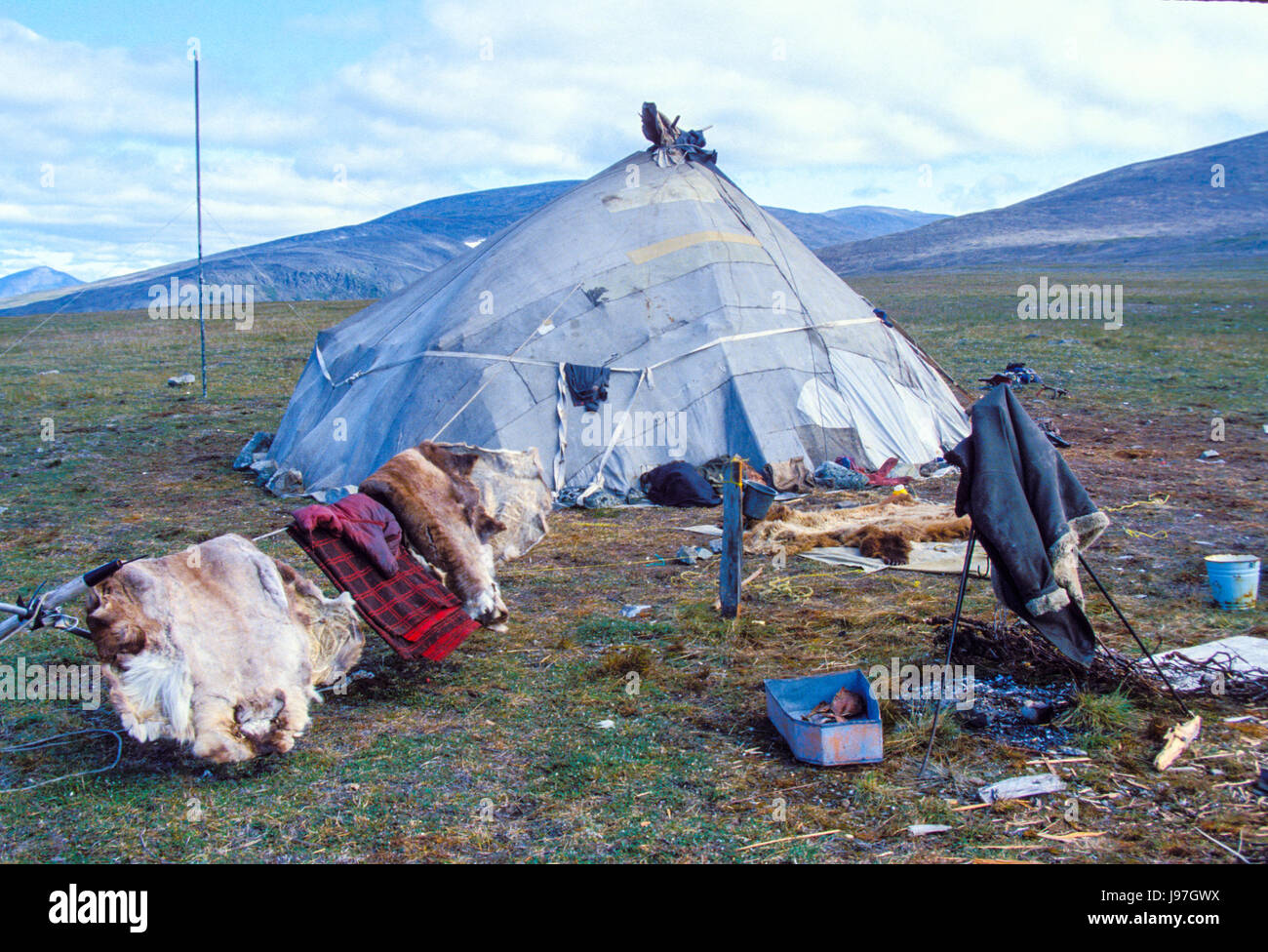 Des éleveurs de rennes de Chukchi nomades Campement yourte sur les Tchouktche ou péninsule Chukotka, dans l'Extrême-Orient russe. Banque D'Images