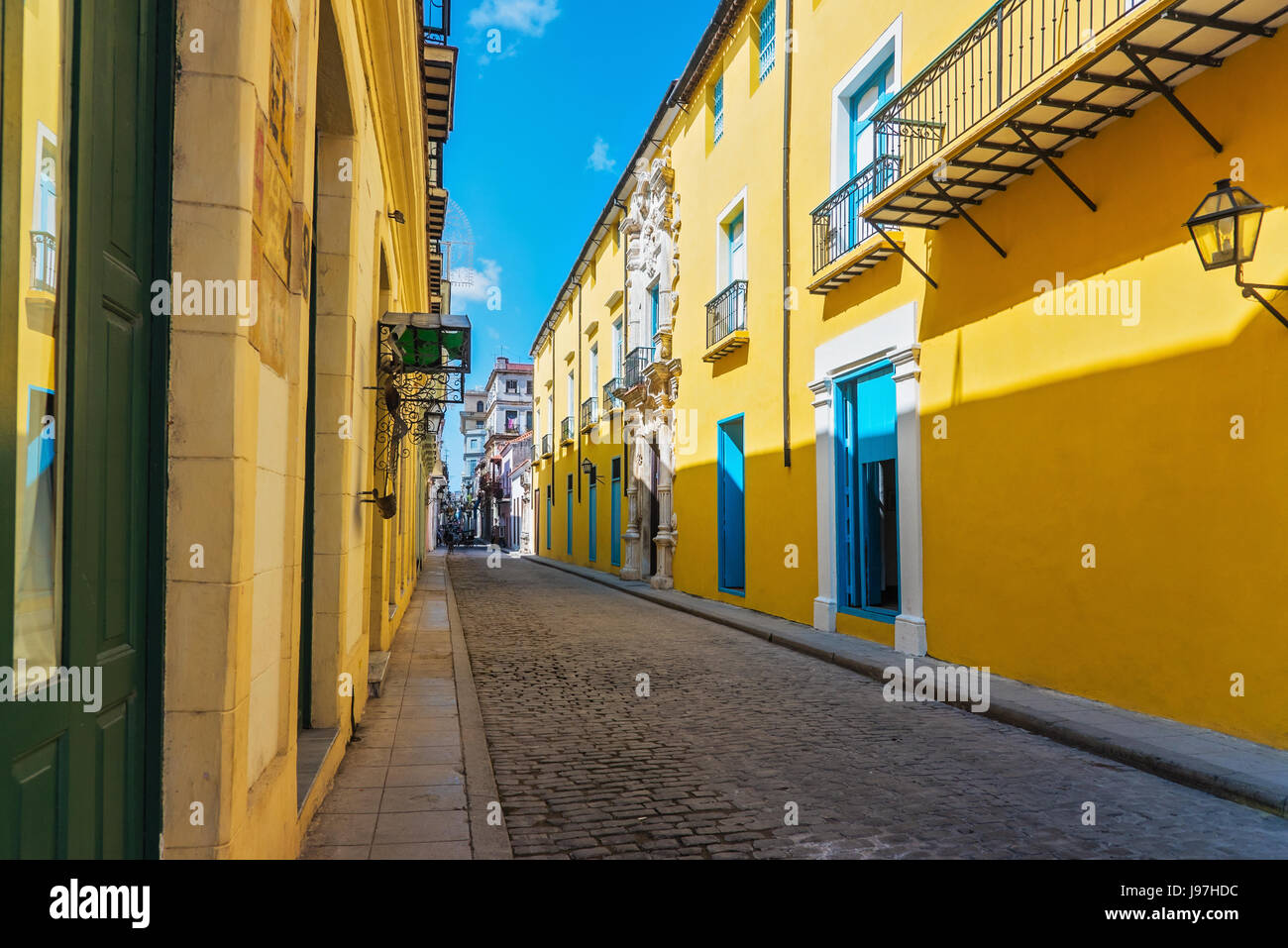 Cuba, La Havane, rue avec maisons jaune Banque D'Images