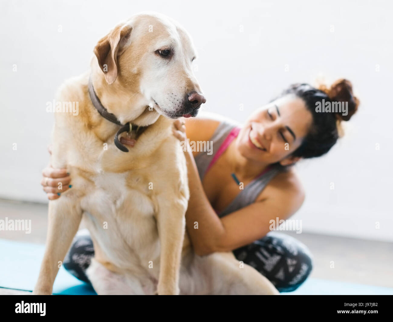 Woman with dog Banque D'Images