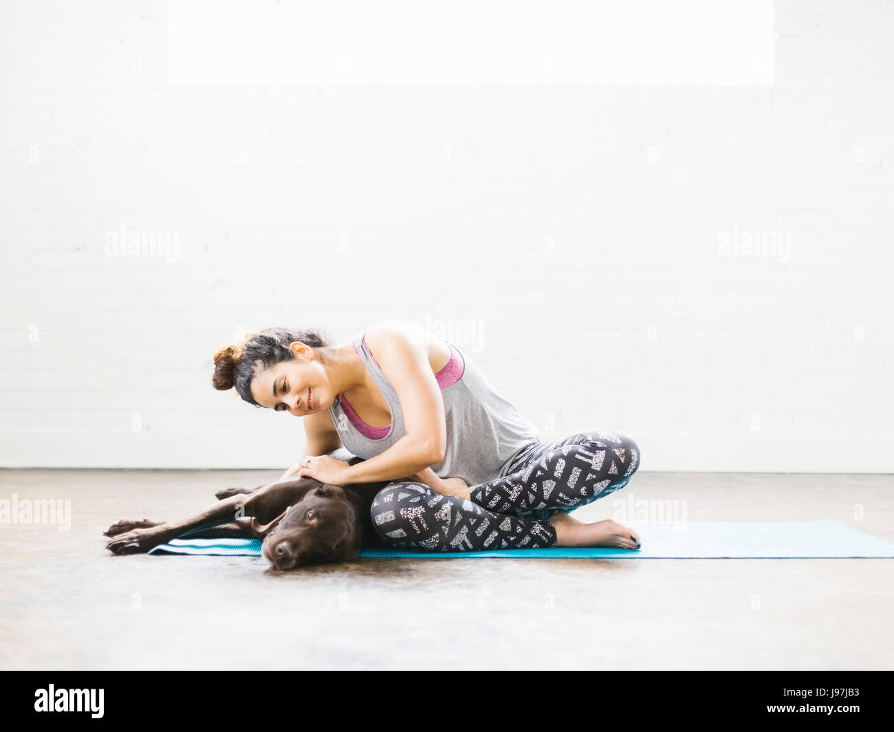 Woman with dog Banque D'Images