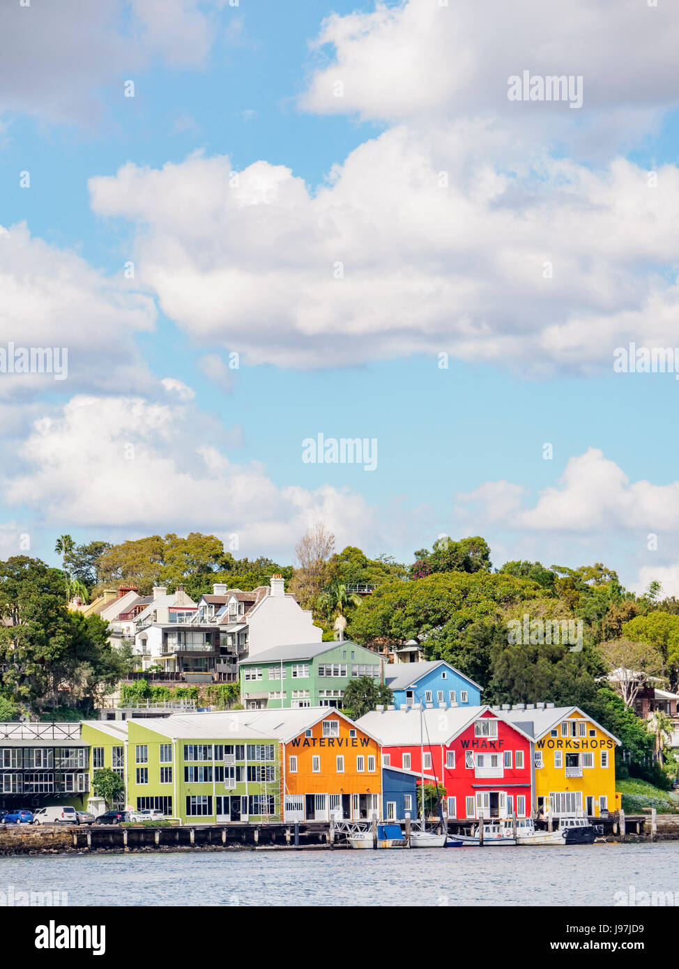 L'Australie, New South Wales, Sydney, maisons colorées près de l'eau Banque D'Images