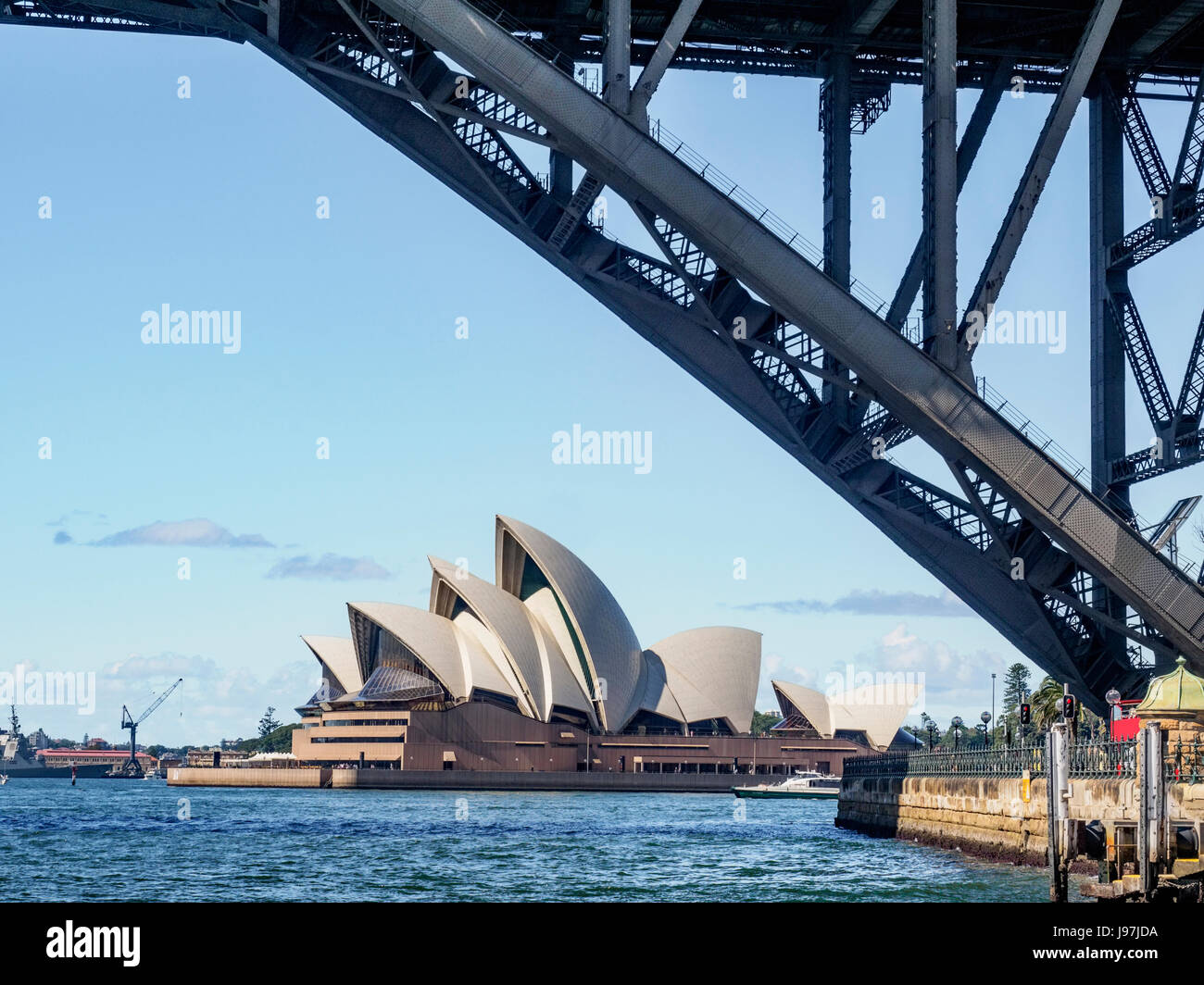 L'Australie, New South Wales, Sydney, partie d'un pont et de l'Opéra de Sydney en arrière-plan Banque D'Images