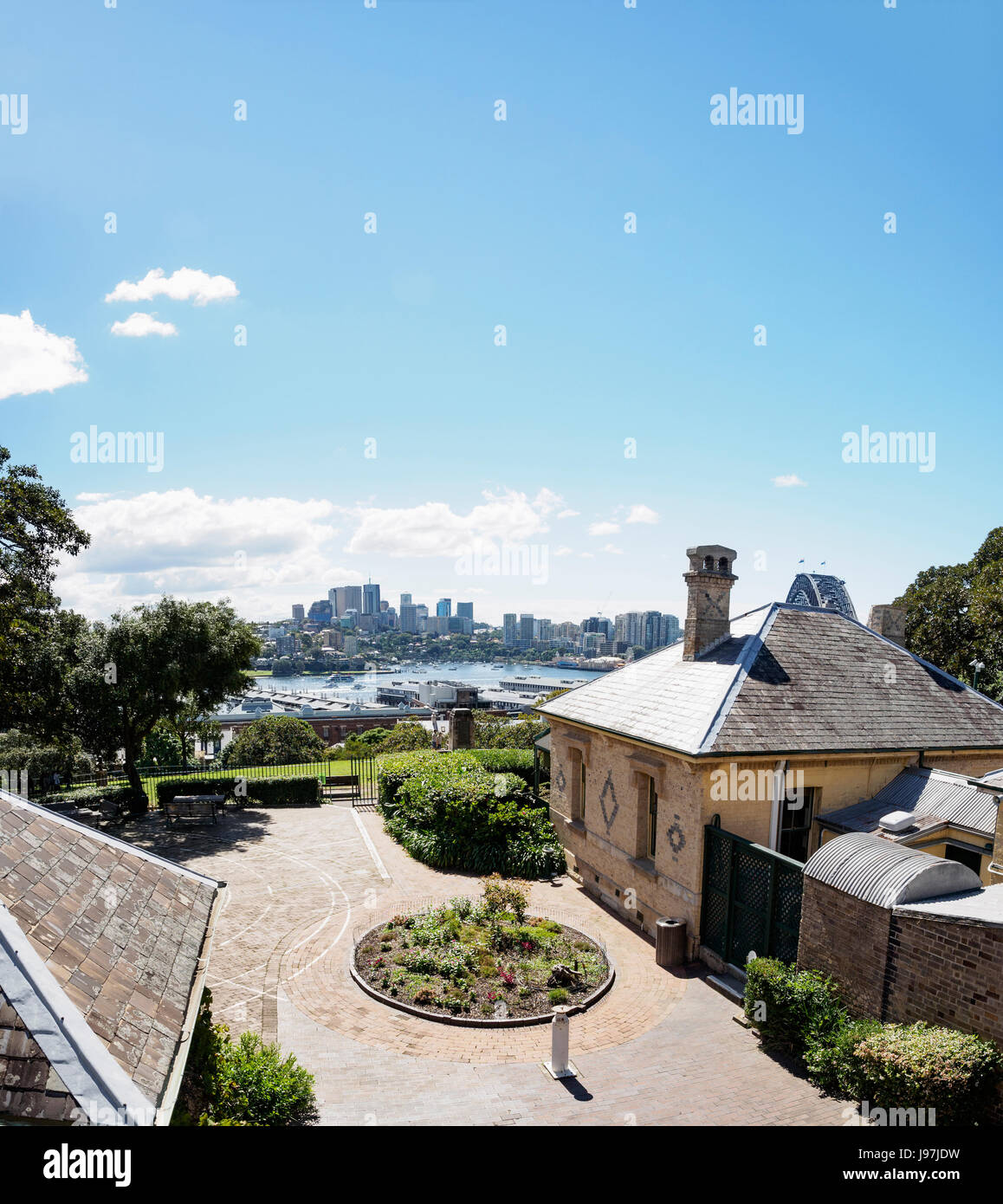 L'Australie, New South Wales, Sydney, cour intérieure de la maison avec la ville en arrière-plan Banque D'Images