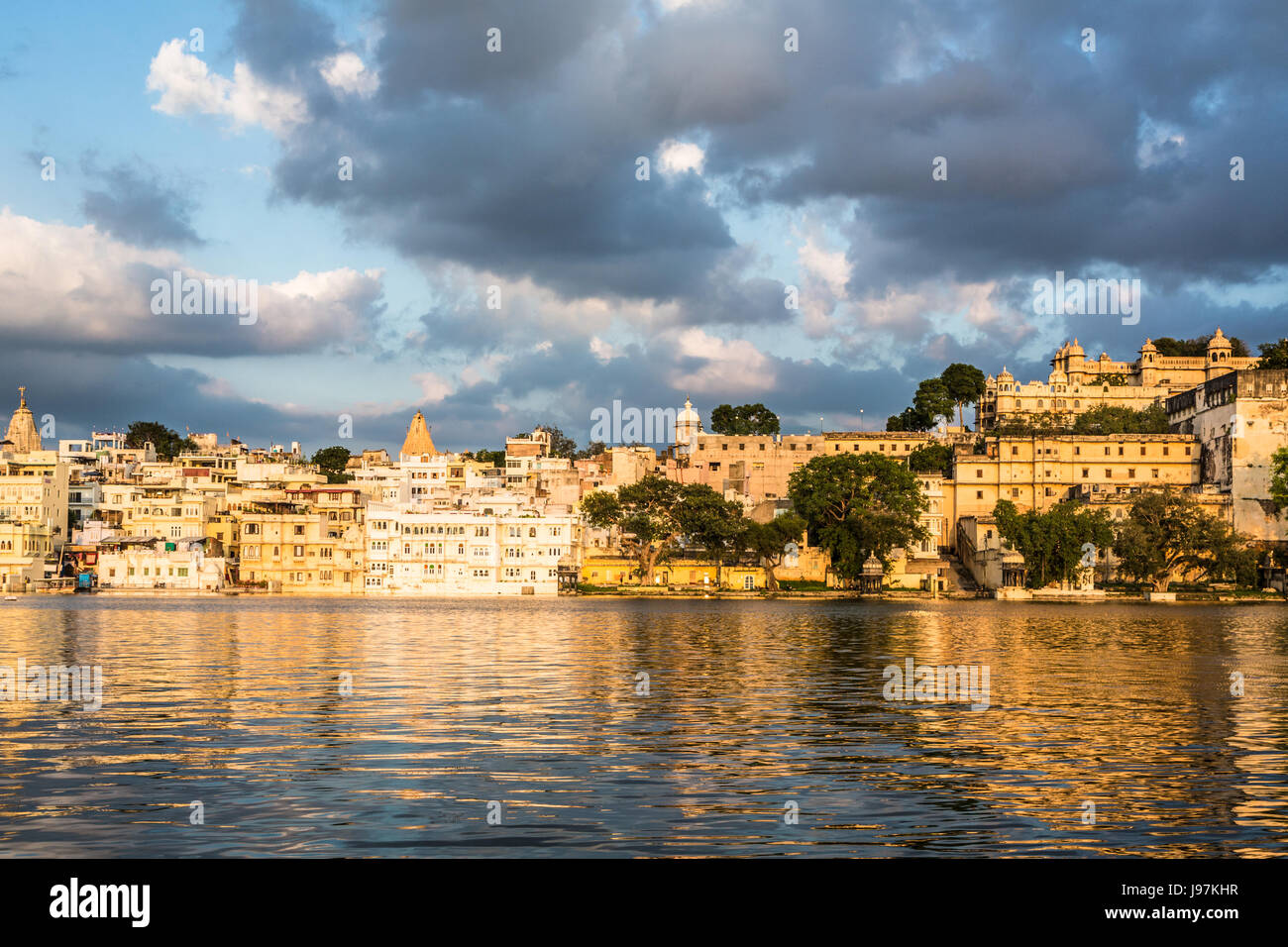 Coucher de soleil sur le lac Pichola à Udaipur au bord du lac de la vieille ville et le palais de ville du Rajasthan, Inde Banque D'Images